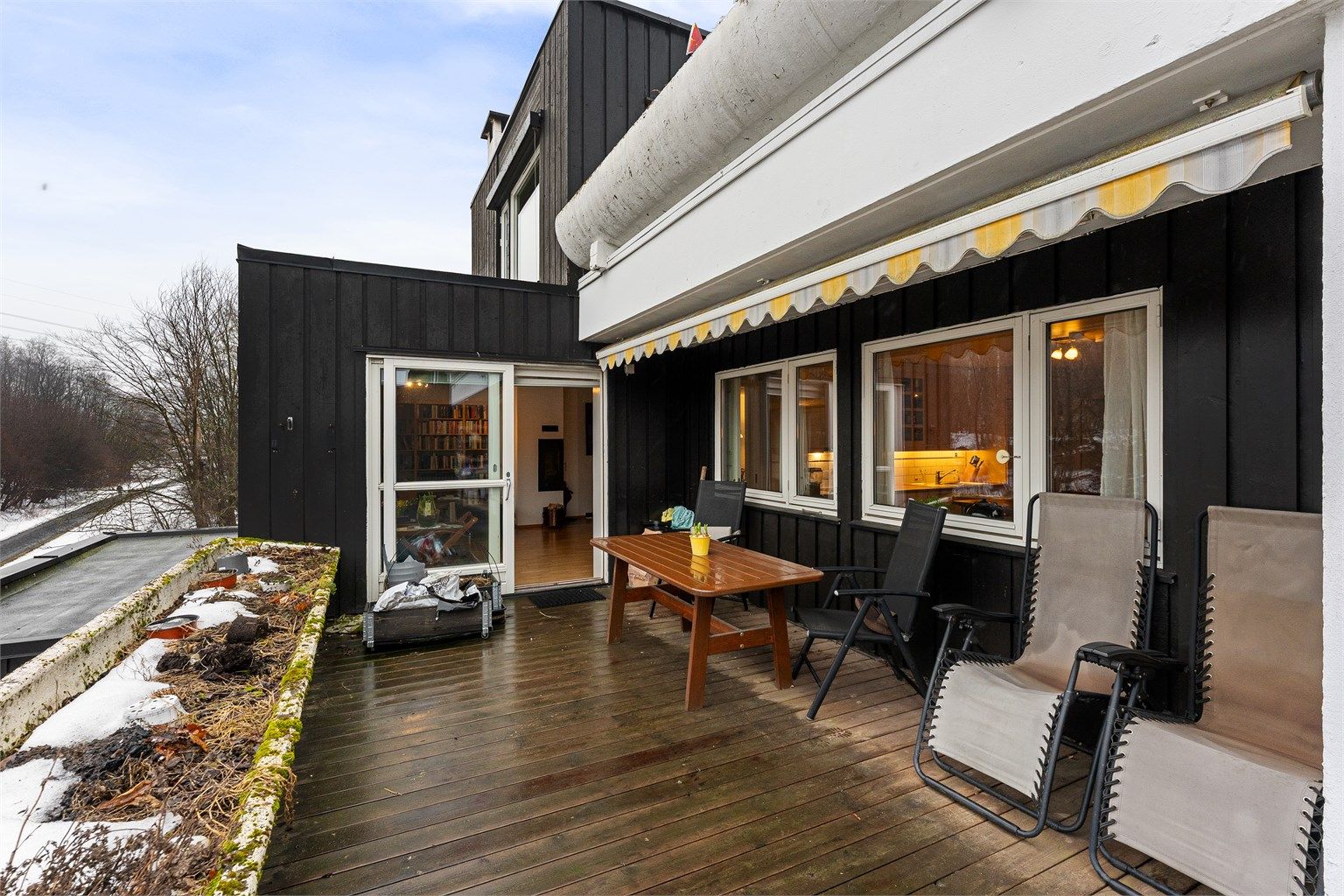 Fra stuen er det direkte utgang til en stor og solrik terrasse med god plass for utemøbler.