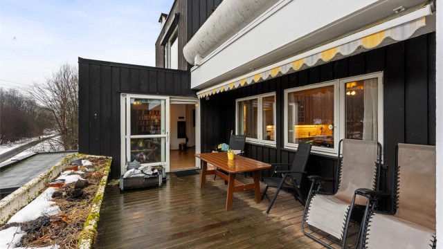 Fra stuen er det direkte utgang til en stor og solrik terrasse med god plass for utemøbler.