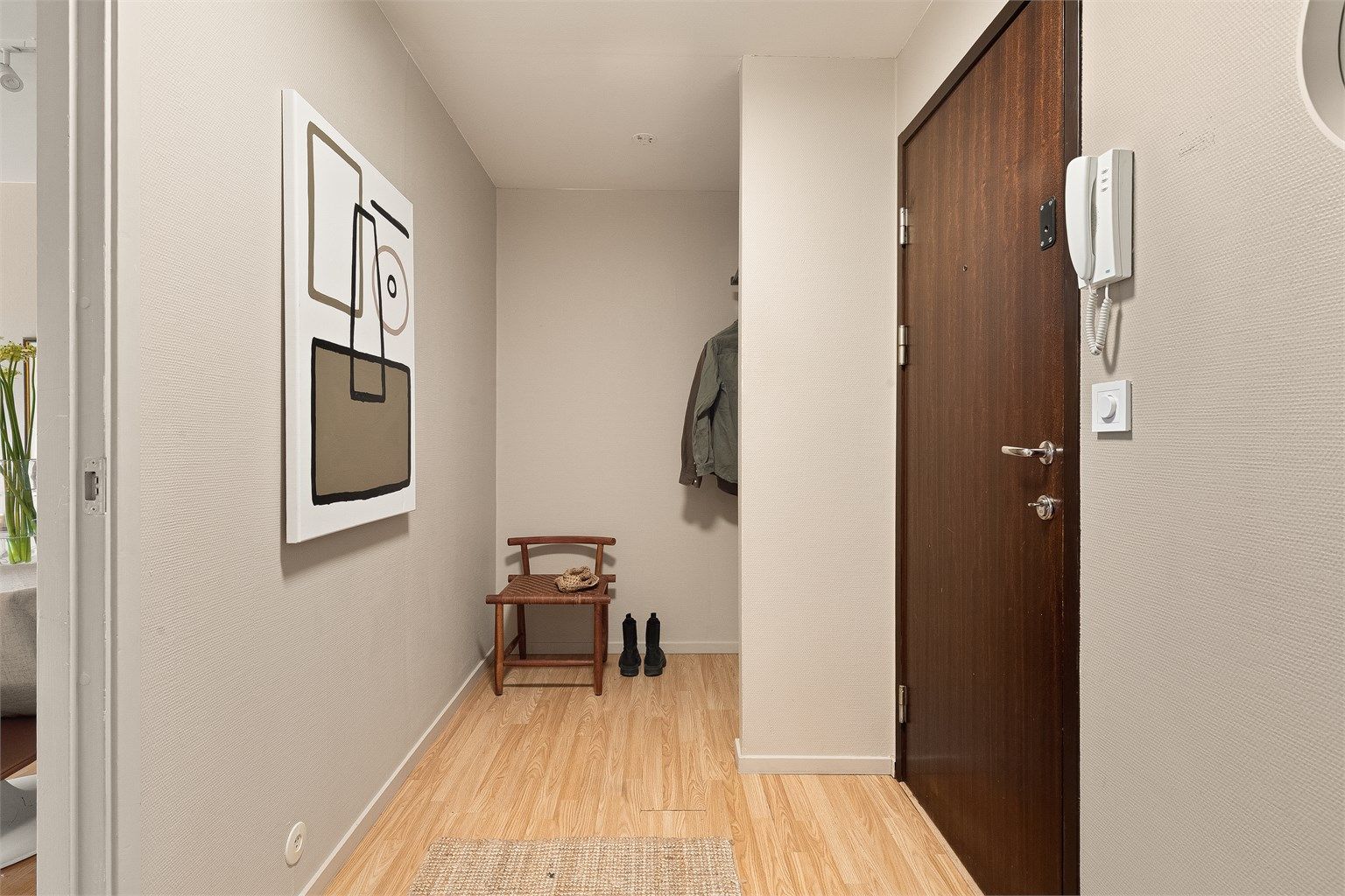 God plass til oppheng av yttertøy og sko. Calling til ytterdør.