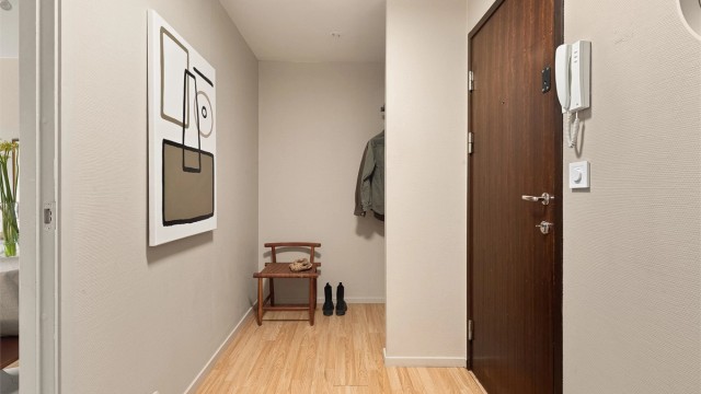 God plass til oppheng av yttertøy og sko. Calling til ytterdør.