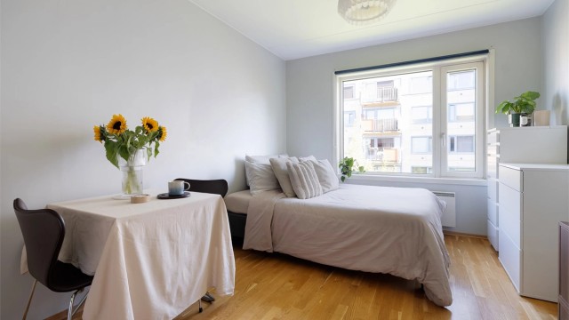 Lyst og praktisk oppholdsrom med plass til sovesofa og ønsket møblement.