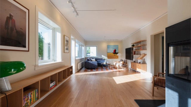 Leiligheten har en lys og romslig stue med store vindusflater på flere sider som slipper inn rikelig med lys gjennom dagen.