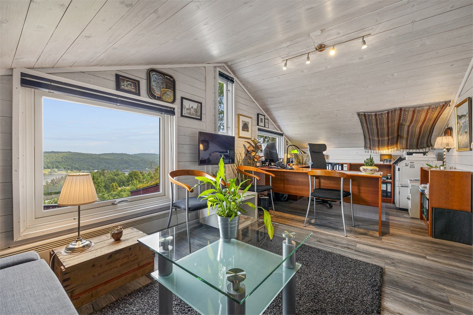 Soverom/kontor/stue med idyllisk utsikt til fjorden.