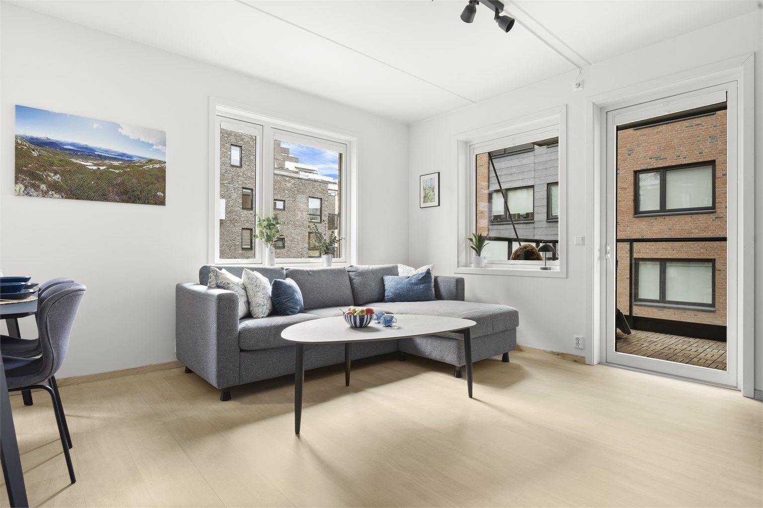 Stuen er lys med en praktisk og åpen planløsning som gir gode innredningsmuligheter etter egen smak