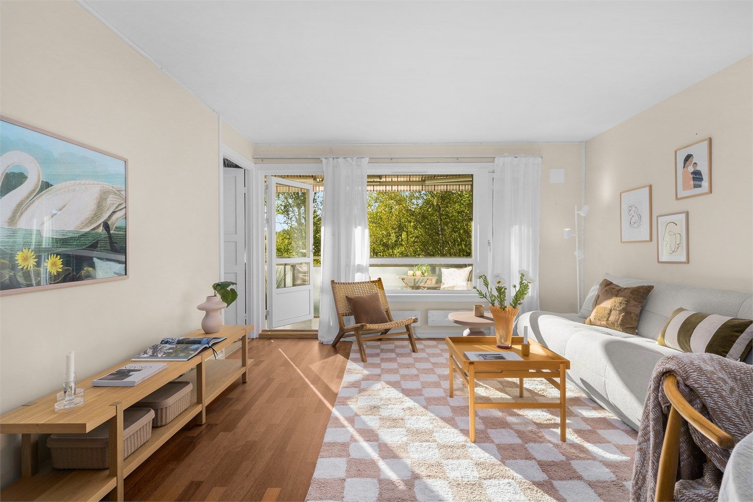 Meget romslig og luftig stue med store vindusflater som slipper inn godt med lys og gir en god romfølelse.