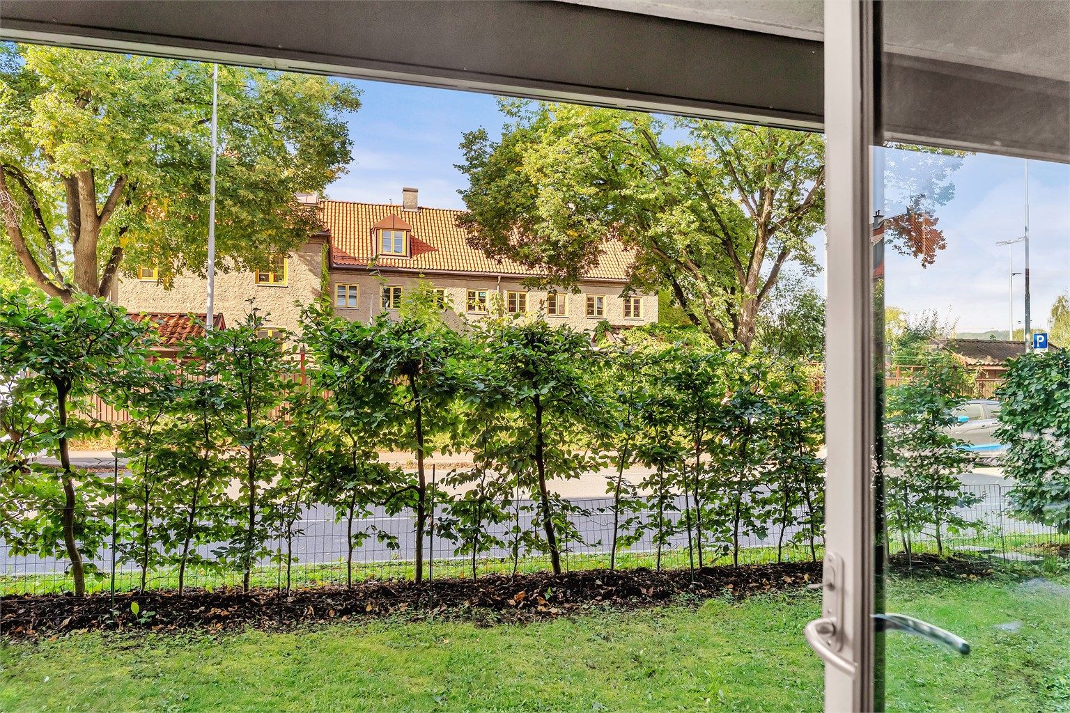  Markterrasse er på ca. 16 m2 med tilgrenset gressplen på ca. like mange kvm.