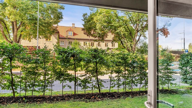 Markterrasse er på ca. 16 m2 med tilgrenset gressplen på ca. like mange kvm.