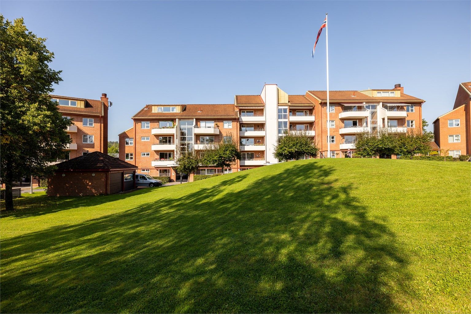 Borettslaget har en pent opparbeidet tomt. ( Bilde sommerstid fra fellesområdet)