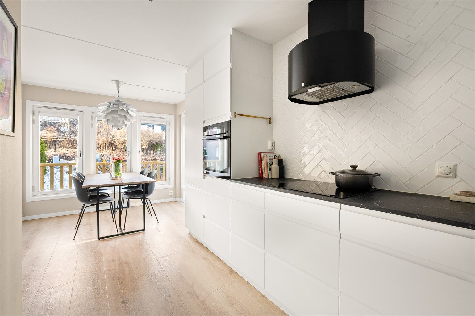 Vegg over benk er flislagt i et delikat fiskebeinsmønster.