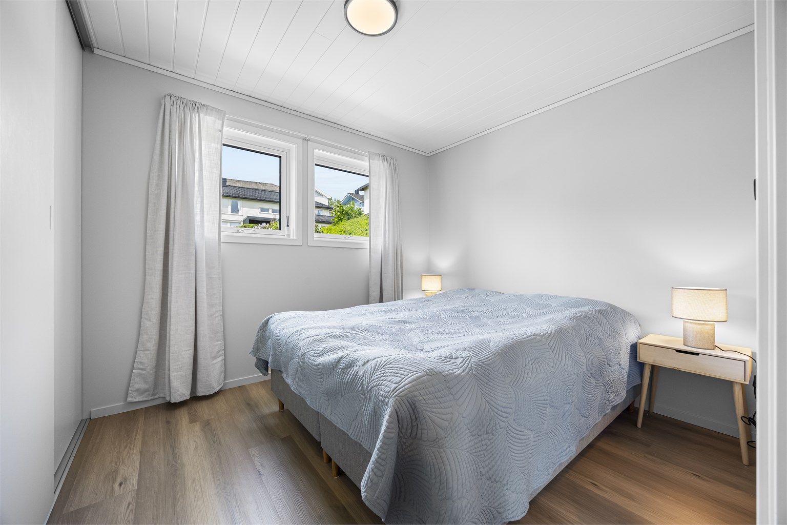 Soverommet i første etasje har plass til dobbeltseng og er praktisk plassert ved siden av badet.