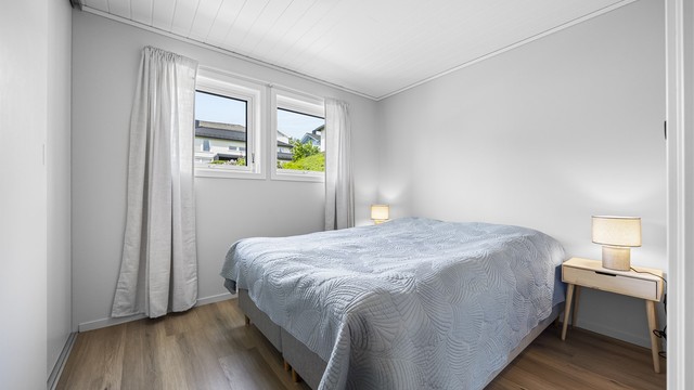Soverommet i første etasje har plass til dobbeltseng og er praktisk plassert ved siden av badet.