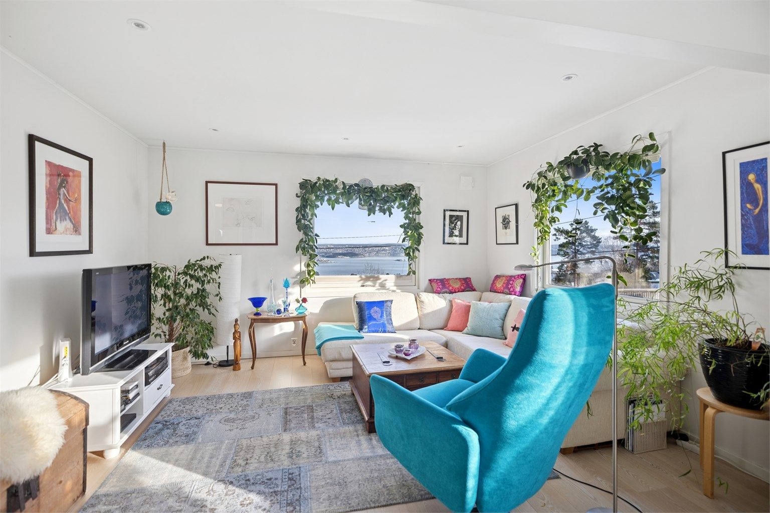Gjennomgående og lys stue med god plass til både sofa- og spisegruppe.