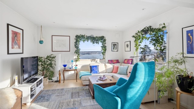 Gjennomgående og lys stue med god plass til både sofa- og spisegruppe.