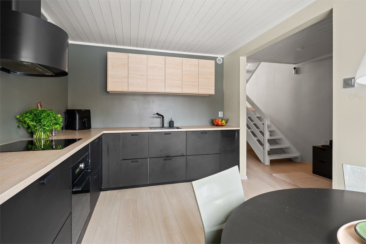 Kjøkkenet ble pusset opp i 2019, med stilren innredning fra IKEA. Samtidig ble det lagt nytt laminatgulv. 