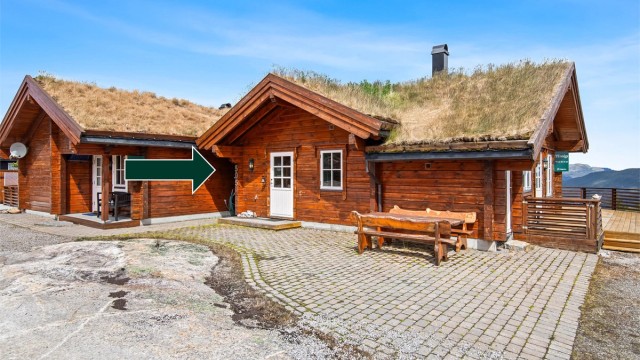 Velkommen til Kjetilskotvegen 505 – en stilren og lettstelt duohytte med flott beliggenhet høyt i terrenget