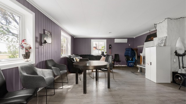 Peis og varmepumpe i stuen. Dette er et flott sted å samle familien. Det er gitt TG3 på ildsted