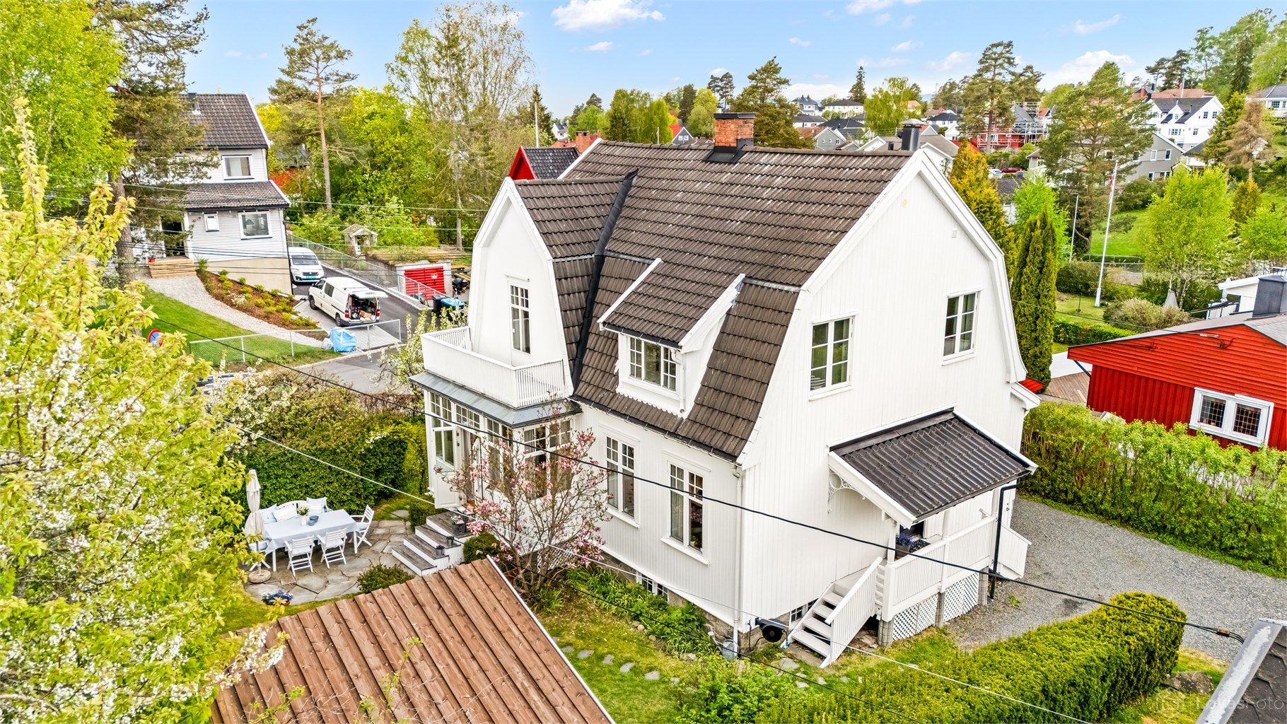 Fra eiendommen er det kort vei til skoler, barnehager og offentlig kommunikasjon.