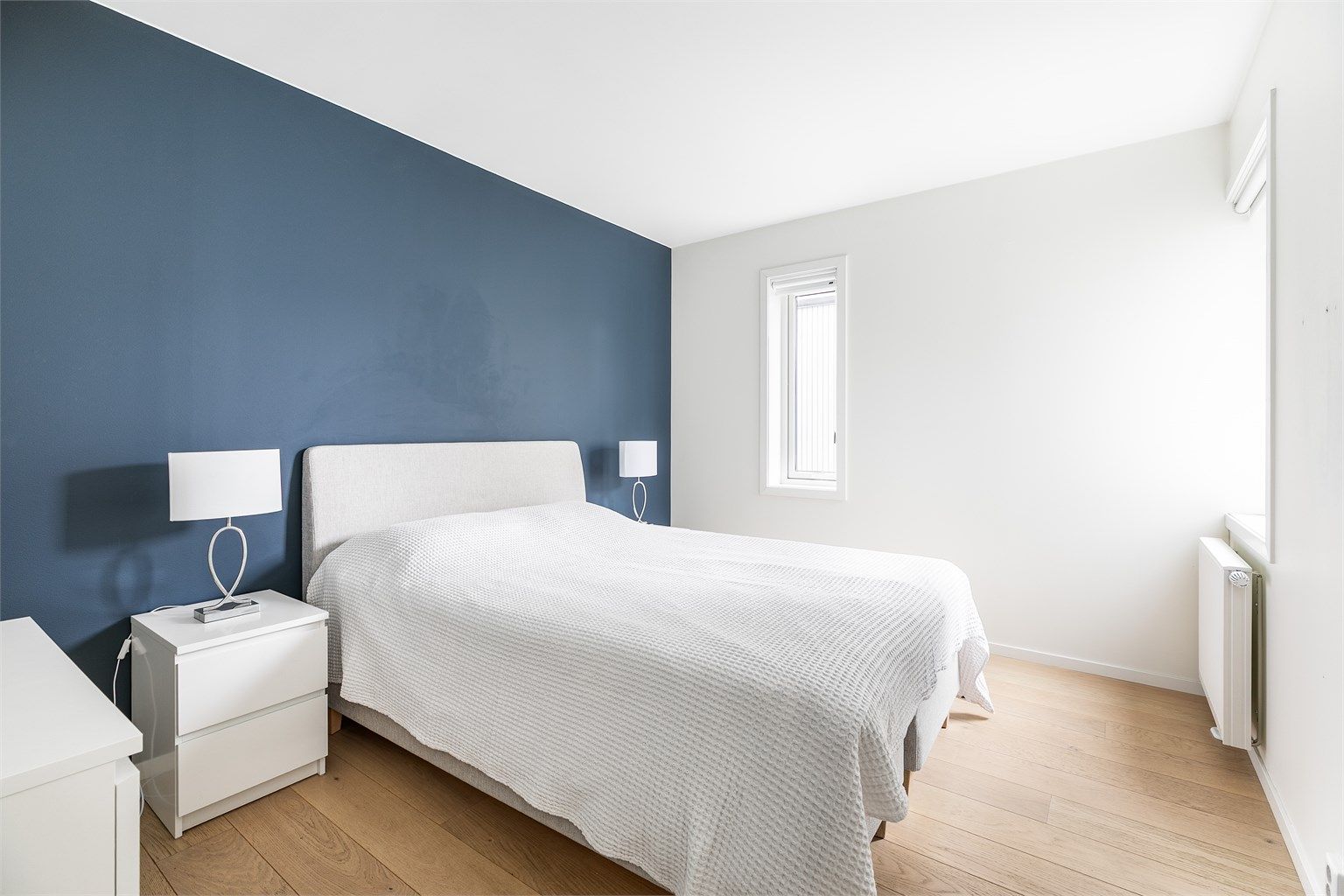 Soverommet har 11 kvm. gulvflate og vinduer på to sider som fremmer gode lysforhold.