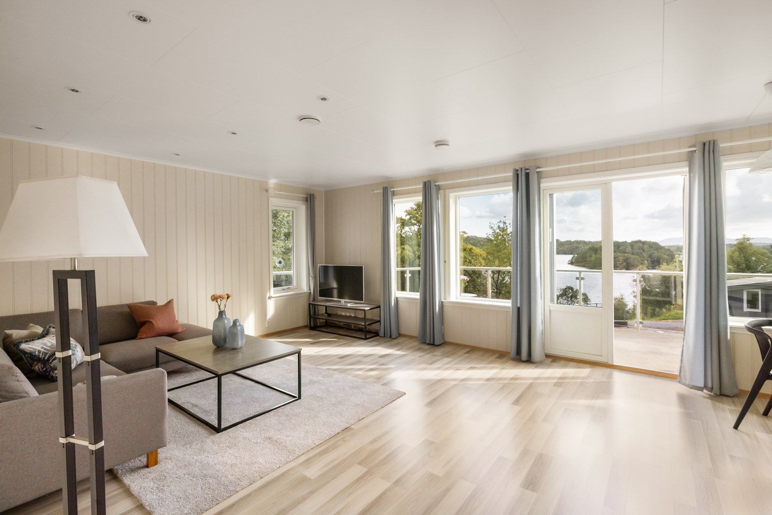 Kollevågvegen 109- Meget fin og stor 3- roms leilighet bygget i 2012. Gjennomgående meget god standard. Moderne overflater med lyse farger.