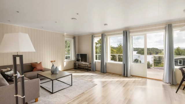 Kollevågvegen 109- Meget fin og stor 3- roms leilighet bygget i 2012. Gjennomgående meget god standard. Moderne overflater med lyse farger.