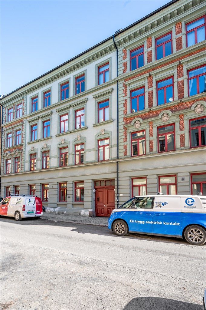 Eiendommen er en klassisk bygård fra 1890, beliggende i en gate uten gjennomkjøring.