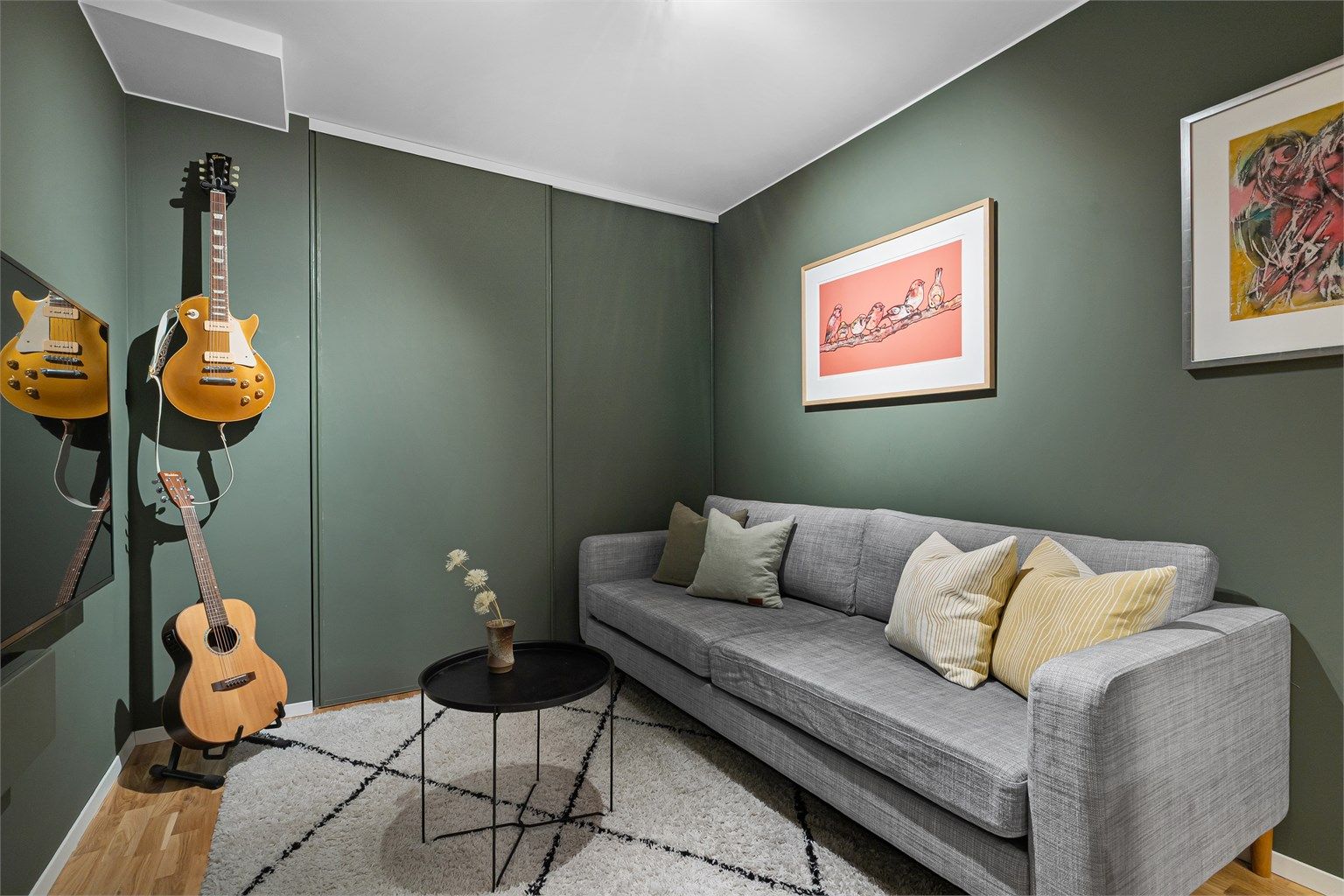 Bod innredet som tv-stue/kontor. Stor garderobeløsning bak skyvedør.