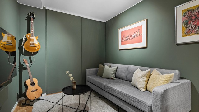 Bod innredet som tv-stue/kontor. Stor garderobeløsning bak skyvedør.