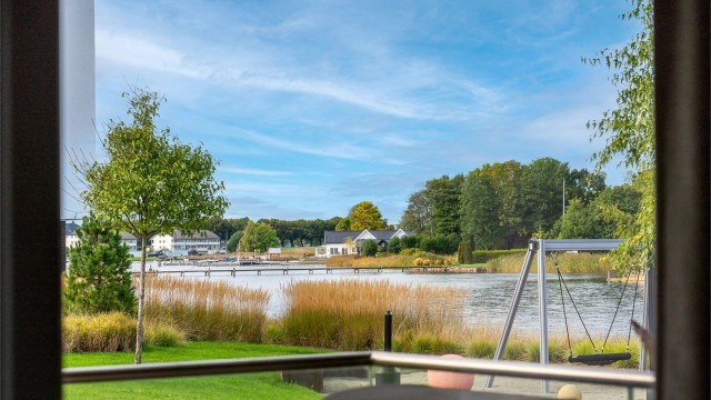 Utsikt mot sundet og kystbebyggelsen på motsatt side.