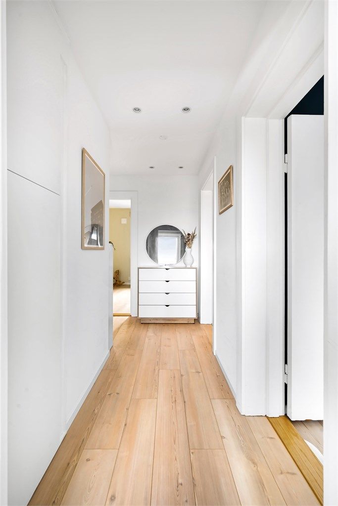 Innfelte downlights i himlingen i entréen gir god og behagelig belysning.