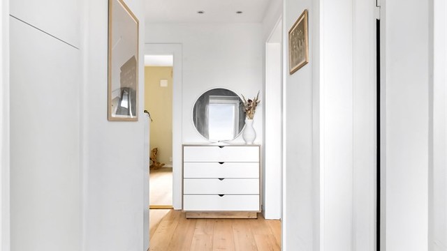 Innfelte downlights i himlingen i entréen gir god og behagelig belysning.