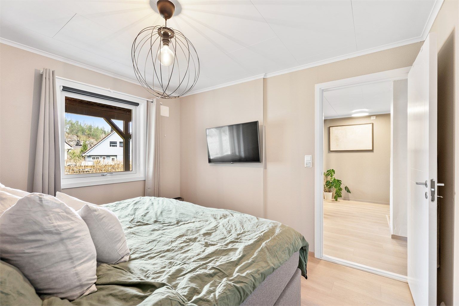 I og med at det er en separat walk-in garderobe kan du utnytte veggplassen til andre ting, som f.eks tv. 