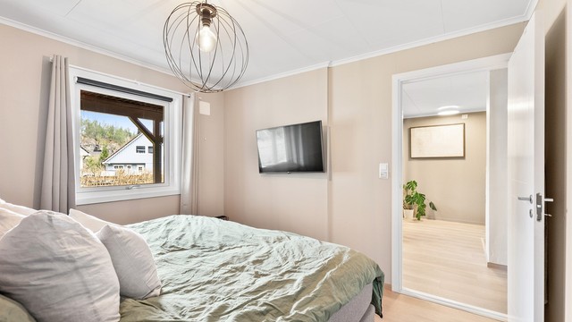 I og med at det er en separat walk-in garderobe kan du utnytte veggplassen til andre ting, som f.eks tv.