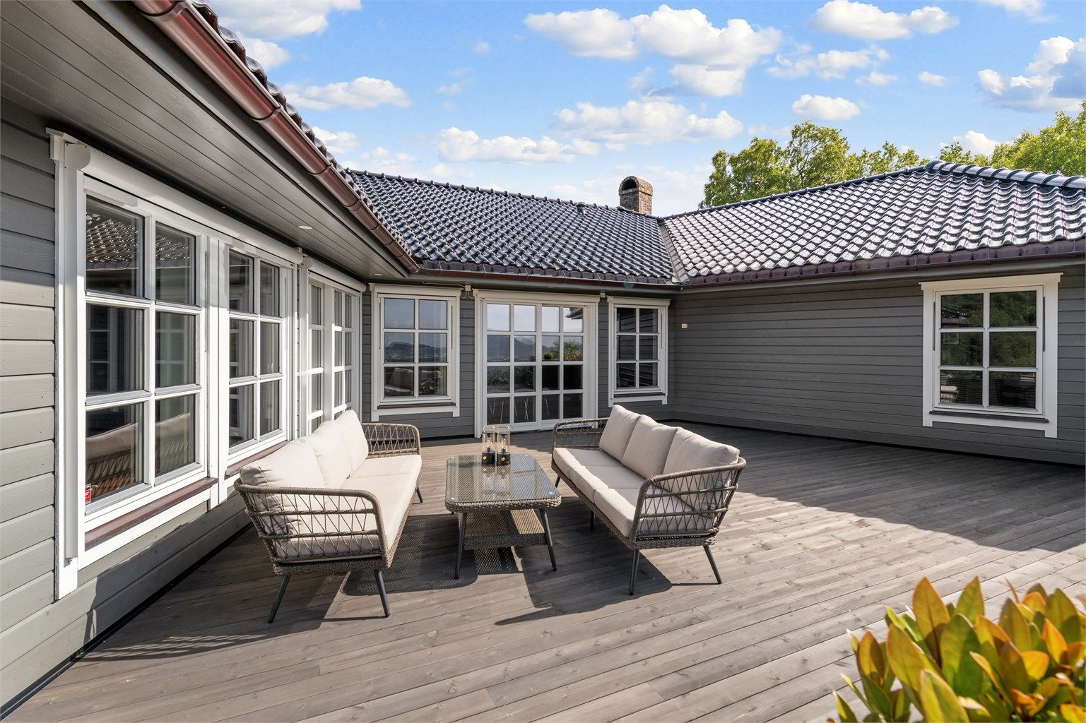 Uteplassen er skjermet og privat, med direkte tilknytning til boligens oppholdsrom.