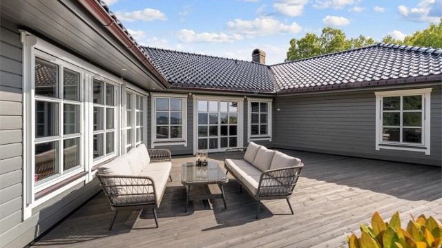 Uteplassen er skjermet og privat, med direkte tilknytning til boligens oppholdsrom.