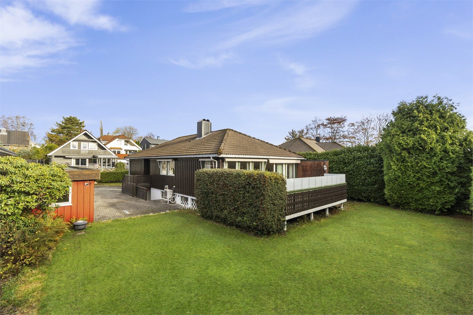 Kjekk enebolig på 243 BRA-I over 2 plan med solrik terrasse og skjermet hage. 