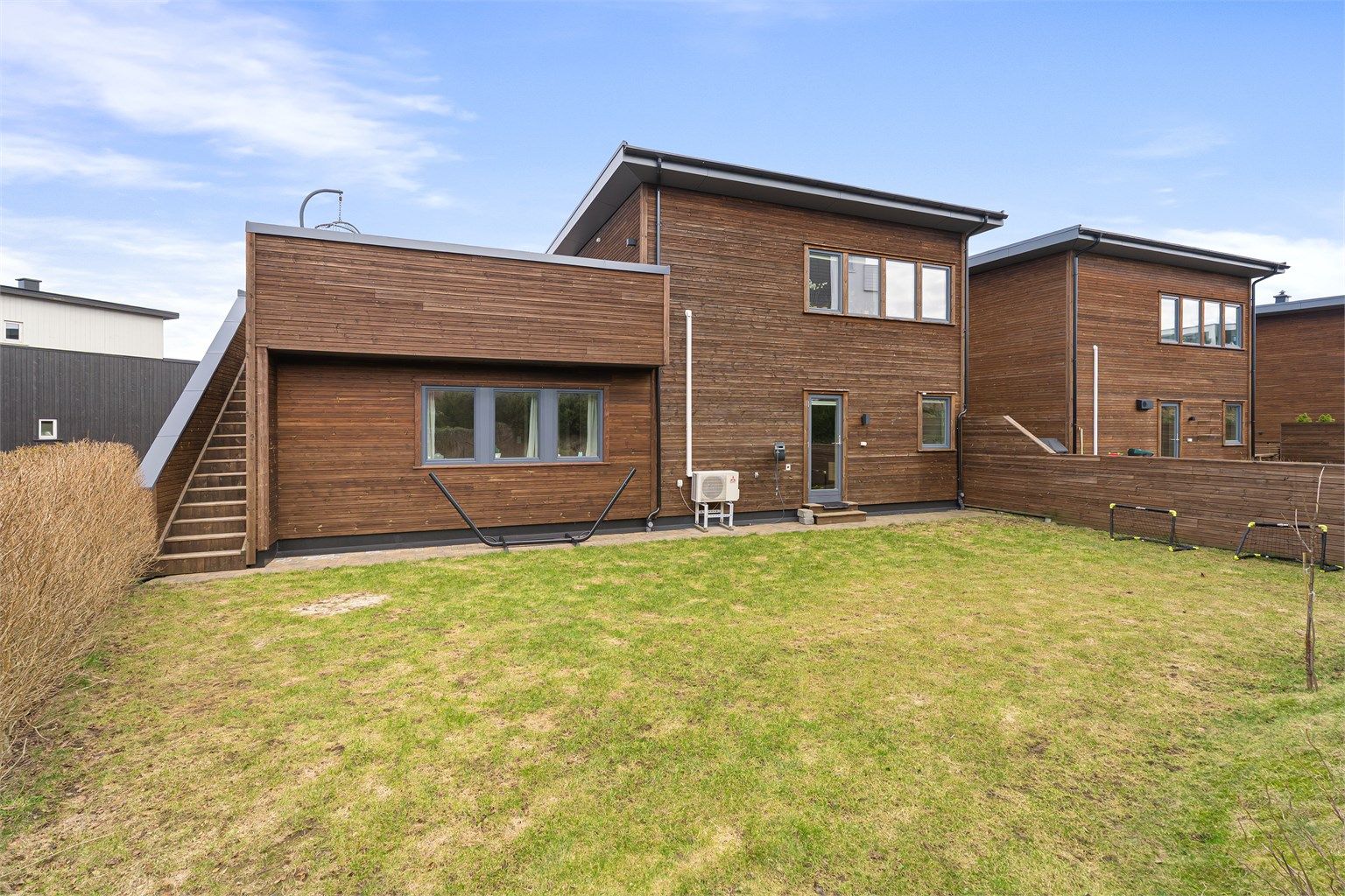 Hagen er meget romslig og har god plass til trampoline, fotballmål, barnepassen eller det du måtte ønske. 