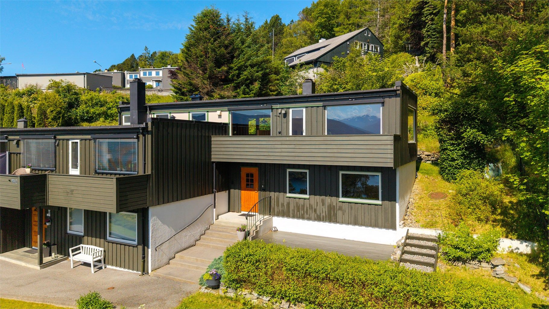 Endebolig med fasade og adkomst mot syd