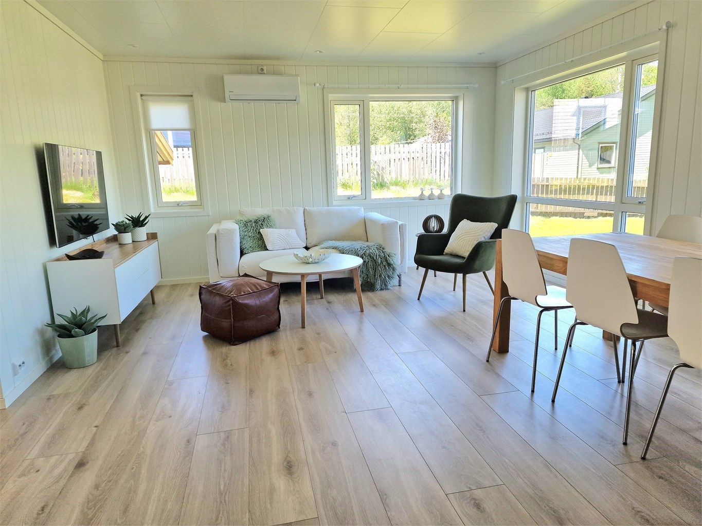 Store vindusflater gir rikelig med naturlig lys og utsikt mot hagen.