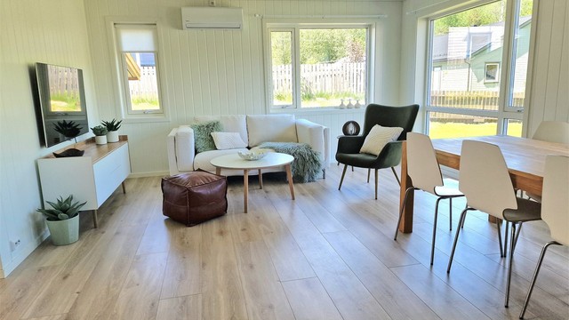 Store vindusflater gir rikelig med naturlig lys og utsikt mot hagen.