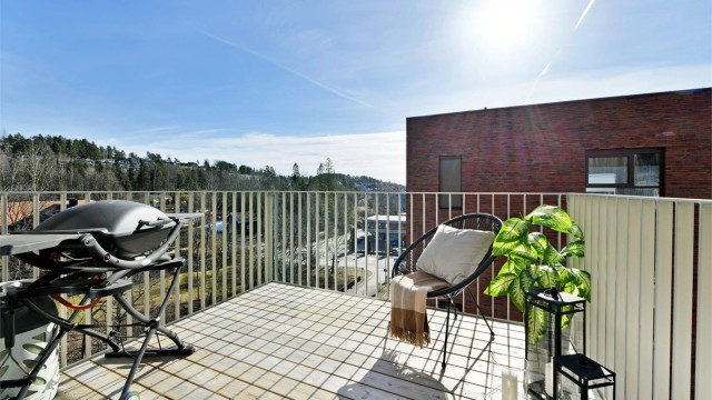 Sebastian Håbesland v/Krogsveen presenterer Ormerudveien 1F - flott beliggende leilighet i 4. etasje - solrik uteplass med pent utsyn