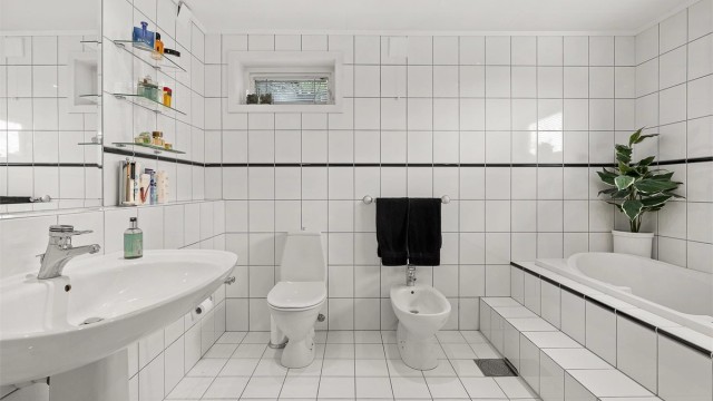 Bad 2 av 4: Et romslig og flislagt bad med gulvvarme og downlights i himling