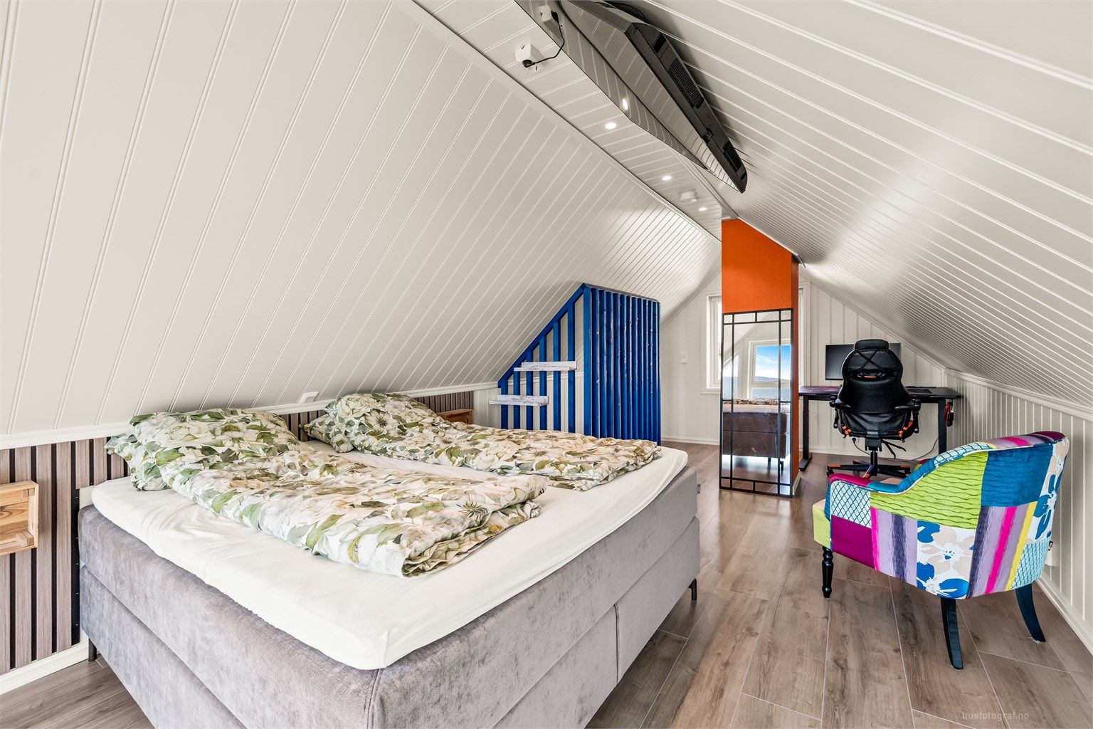 Den åpne himlingen til mønet gir en luftig og romslig følelse - Rommet er ikke bruksendret/omsøkt.