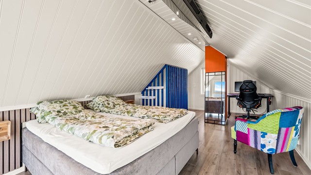 Den åpne himlingen til mønet gir en luftig og romslig følelse - Rommet er ikke bruksendret/omsøkt.