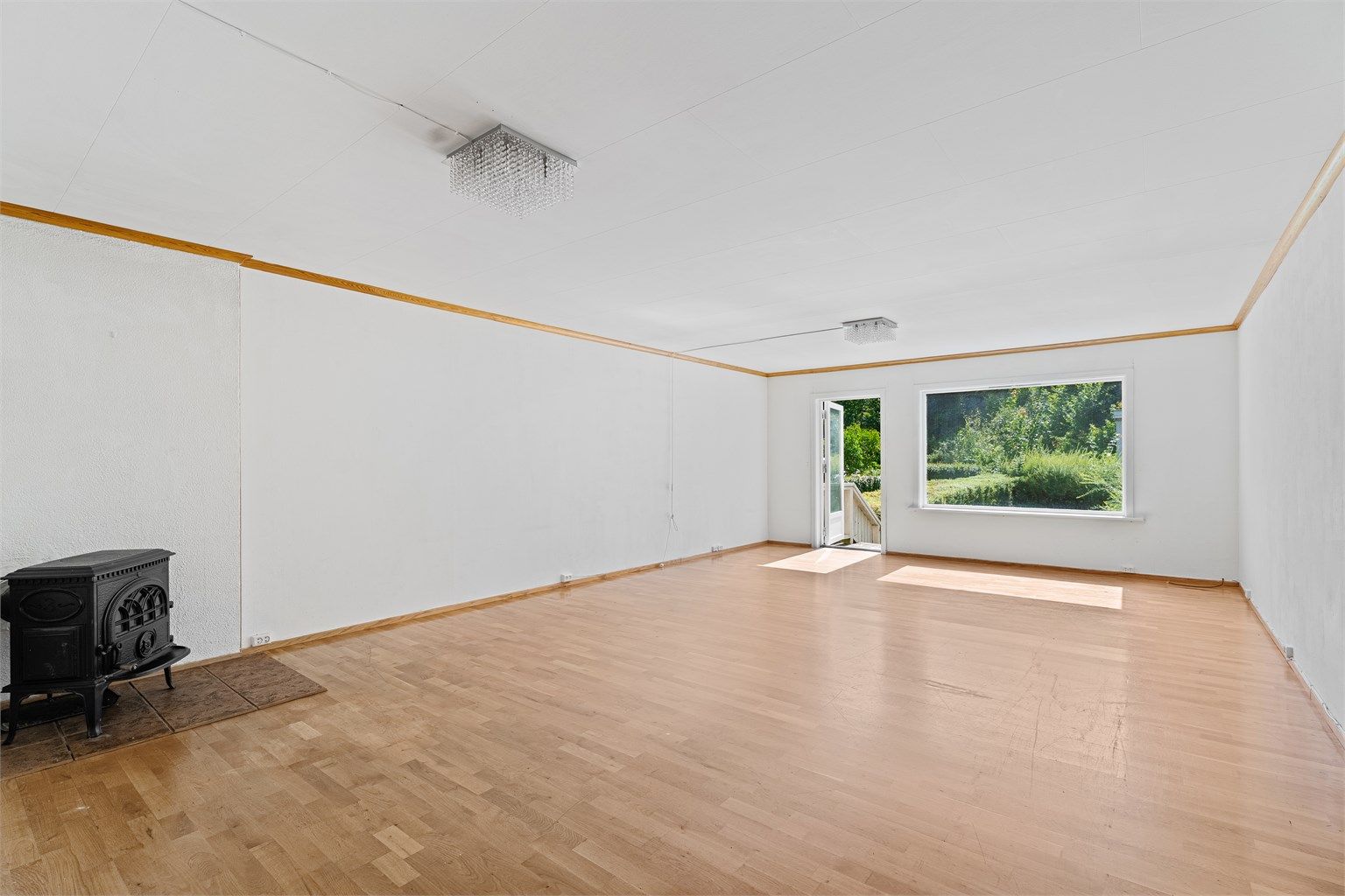 Gode møbleringsmuligheter med god plass til spisebord, sofa og fine lysforhold med utgang til solrik uteplass og hage 