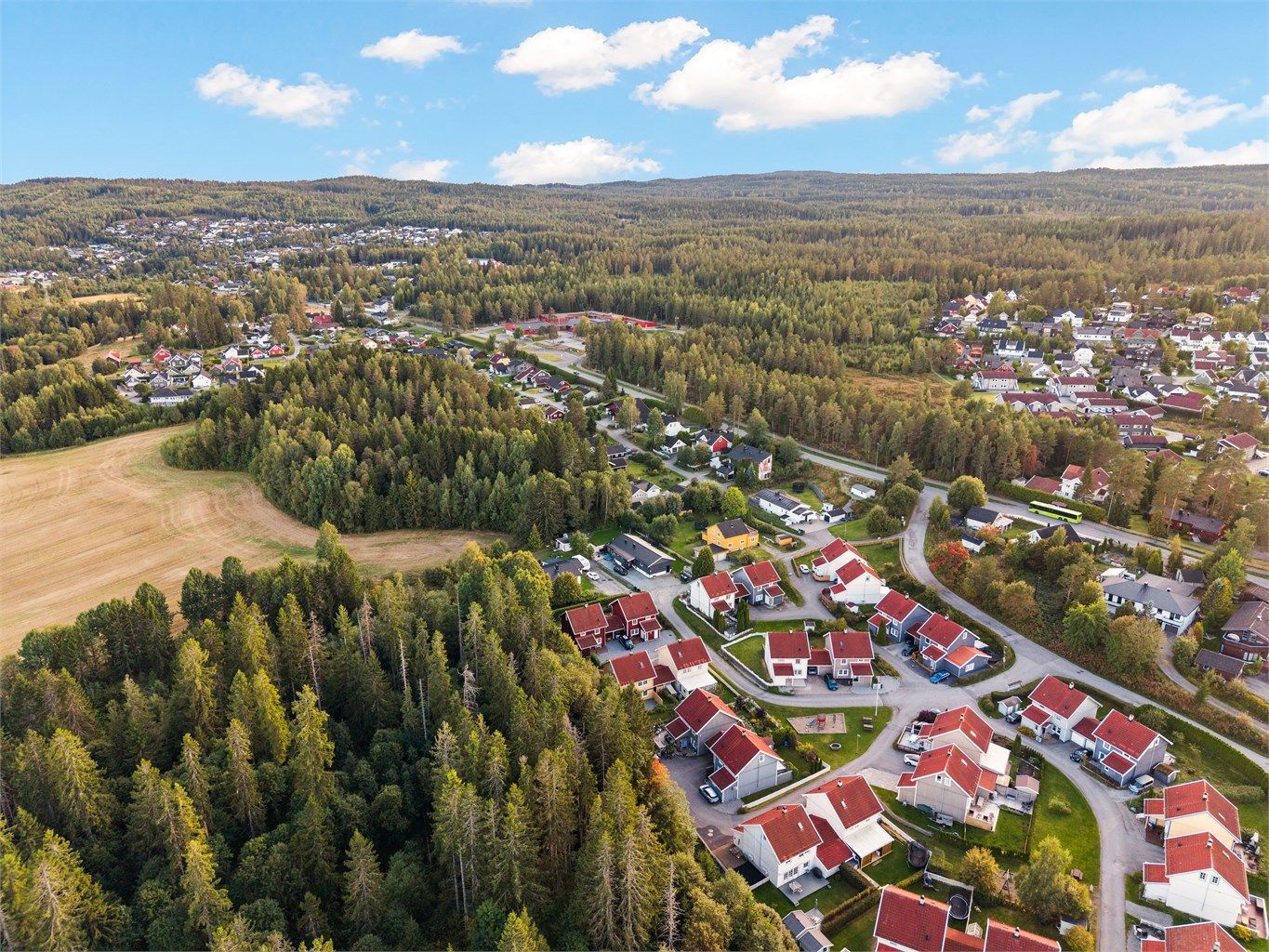 For barnefamilier er det kun 8 minutters gange til Veståsen barneskole.