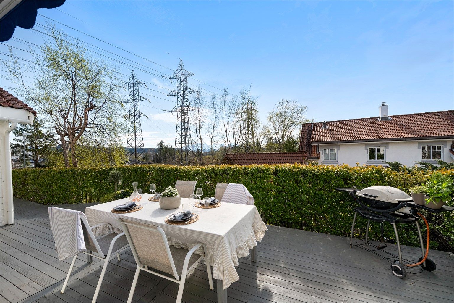 Uteplassen er et fint samlingspunkt for familie og venner gjennom sommerhalvåret