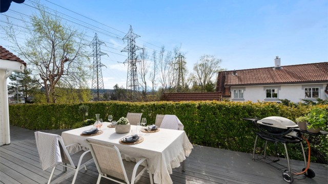 Uteplassen er et fint samlingspunkt for familie og venner gjennom sommerhalvåret