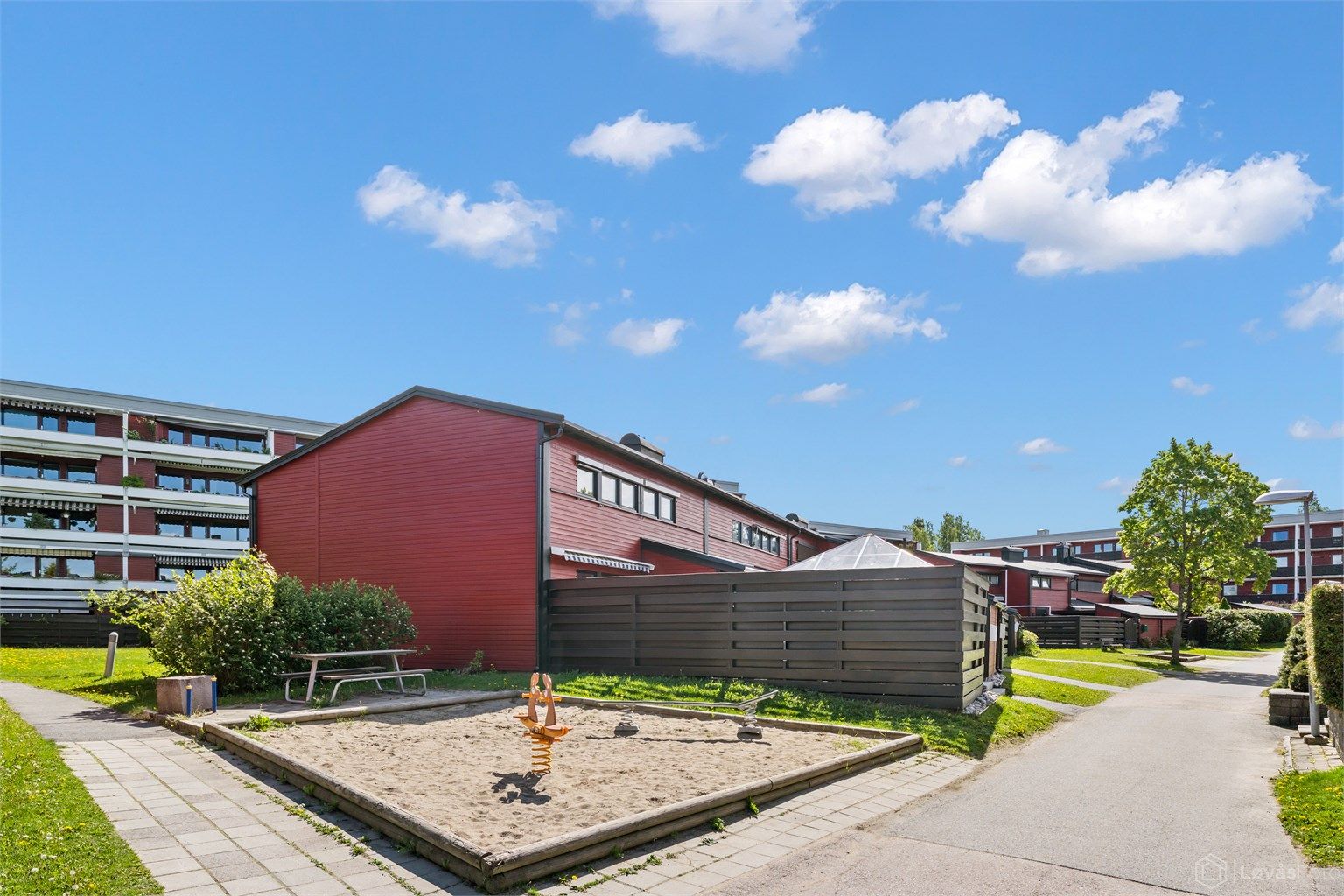 Praktisk med felles lekeplass rett ved
