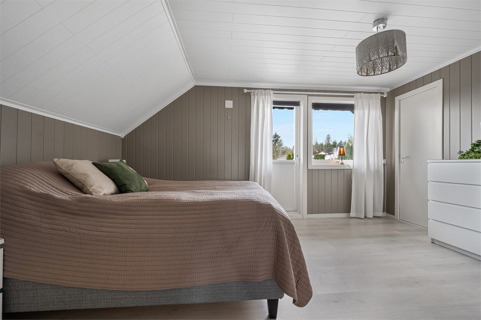 Soverom I. Soverommet har også en egen praktisk bod.