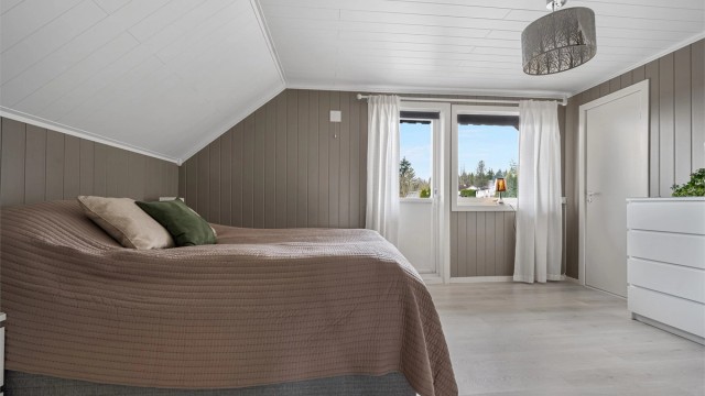 Soverom I. Soverommet har også en egen praktisk bod.